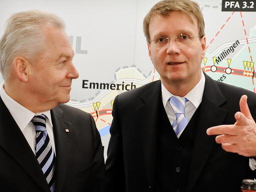 Bahnchef Rüdiger Grube und der damalige Kanzleramtsminister Ronald Pofalla stehen vor einer Karte mit Bahnstrecken.