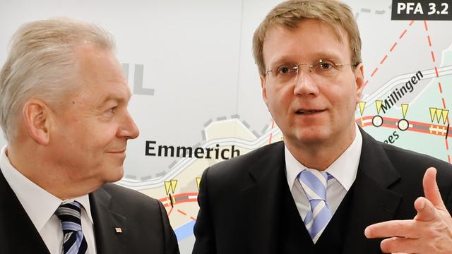 Bahnchef Rüdiger Grube und der damalige Kanzleramtsminister Ronald Pofalla stehen vor einer Karte mit Bahnstrecken.