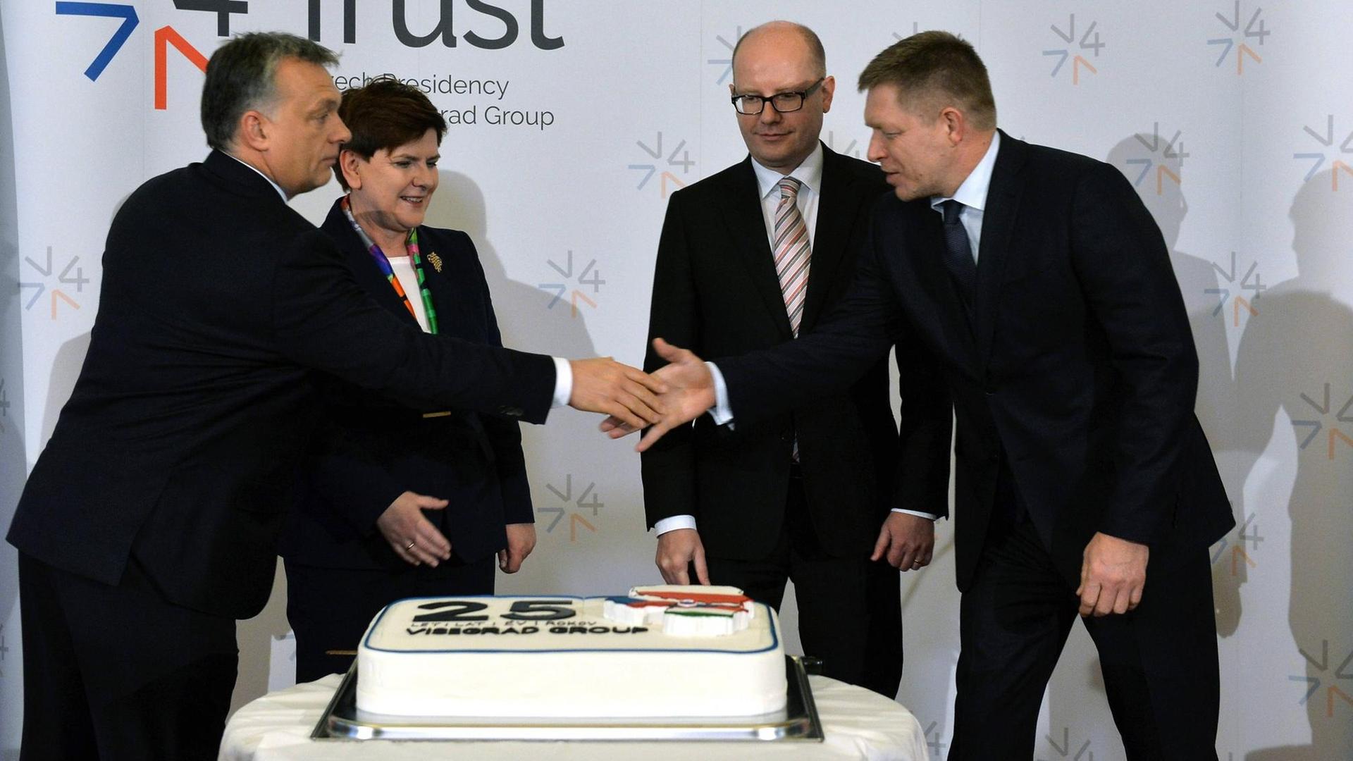 Ungarns Premierminister Viktor Orban mit seiner polnischen Kollegin Beata Szydlo sowie den tschechischen und slowakischen Kollegen Bohuslav Sobotka und Robert Fico (von l. nach r.). Ungarns Premierminister Viktor Orban mit seiner polnischen Kollegin Beata Szydlo sowie den tschechischen und slowakischen Kollegen Bohuslav Sobotka und Robert Fico (von l. nach r.).