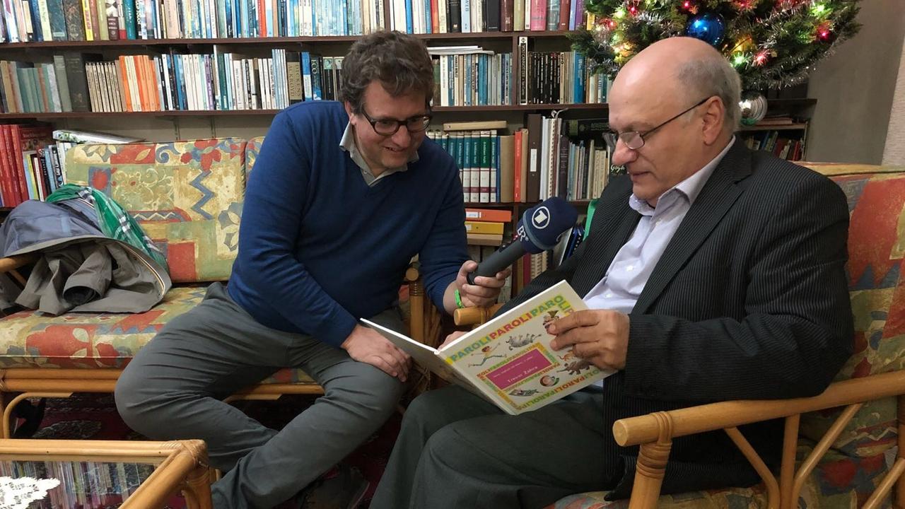 Buchautor Trevor Zahra im Gespräch mit Jan-Christoph Kitzler im Büro mit vielen Büchern. Buchautor Trevor Zahra im Gespräch mit Jan-Christoph Kitzler im Büro mit vielen Büchern.