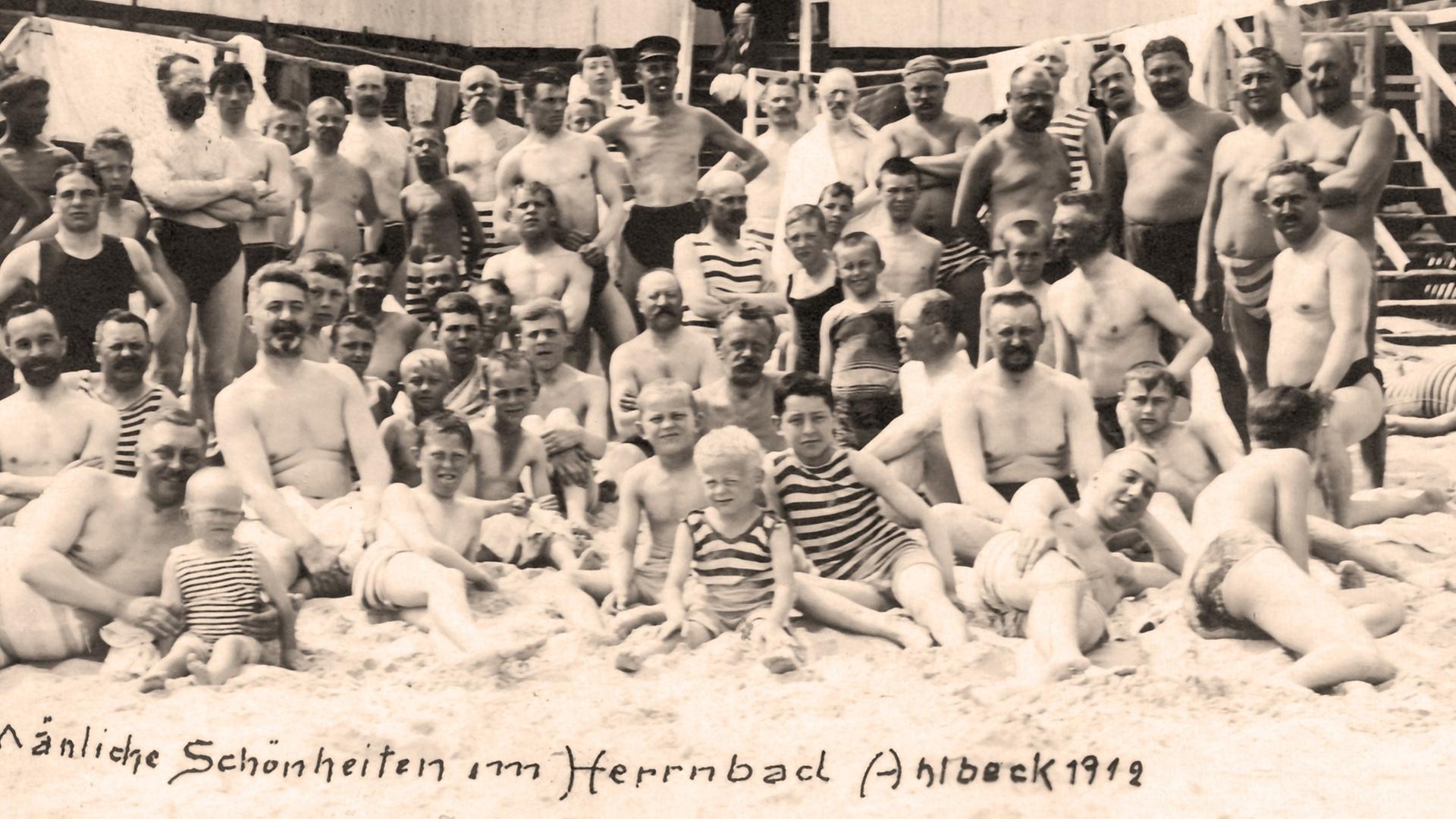 Die historische Fotografie mit dem Schriftzug "Mänliche Schönheiten im Herrenbad Ahlbeck 1912" aus dem Jahr 1912 zeigt Männer und Kinder im Herrenbad von Ahlbeck, Ostseebad, auf der Insel Usedom. Die historische Fotografie mit dem Schriftzug "Mänliche Schönheiten im Herrenbad Ahlbeck 1912" aus dem Jahr 1912 zeigt Männer und Kinder im Herrenbad von Ahlbeck, Ostseebad, auf der Insel Usedom.