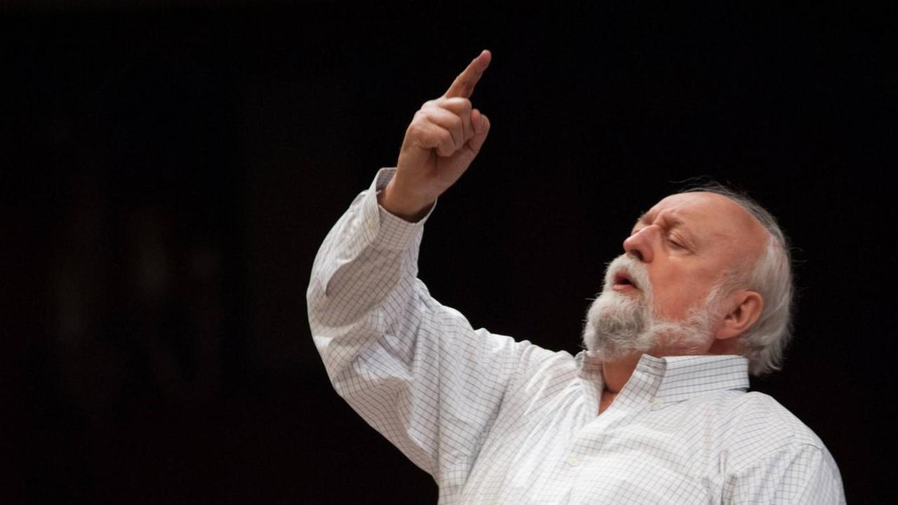 Der im März 2020 verstorbene polnische Komponist Krzysztof Penderecki bei einer Konzertprobe in Warschau, 2013. Der im März 2020 verstorbene polnische Komponist Krzysztof Penderecki bei einer Konzertprobe in Warschau, 2013.