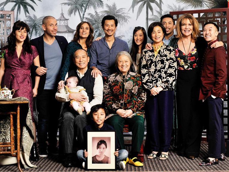 Das Gruppefoto zeigt die Mitglieder der Familie von François, einem jungen französisch-chinesischen Fotografen. Im Bildvordergrund: sein Vater mit François' neugeborenem Kind.