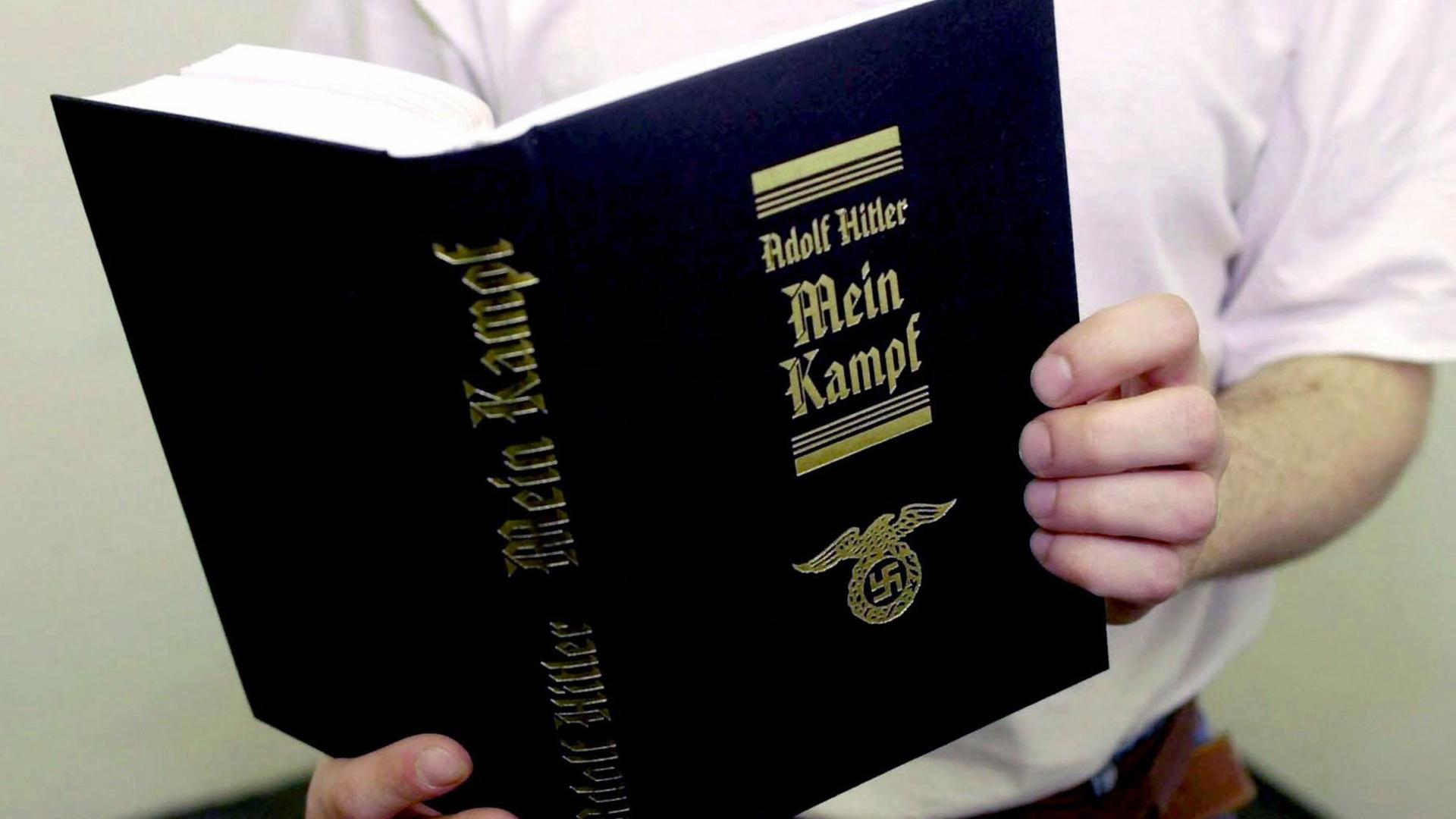 Buchdeckel von "Mein Kampf" des Prager Verlages "Otakar II". Buchdeckel von "Mein Kampf" des Prager Verlages "Otakar II".