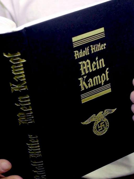 Buchdeckel von "Mein Kampf" des Prager Verlages "Otakar II".