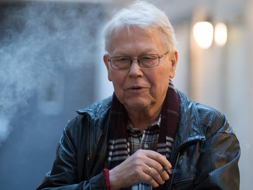 Regisseur Harry Kupfer bei einer Rauchpause in einem Innenhof der Komischen Oper Berlin, als er im März 2019 mit den Sängerinnen und Sängern die Händel-Oper "Poros" einstudierte.