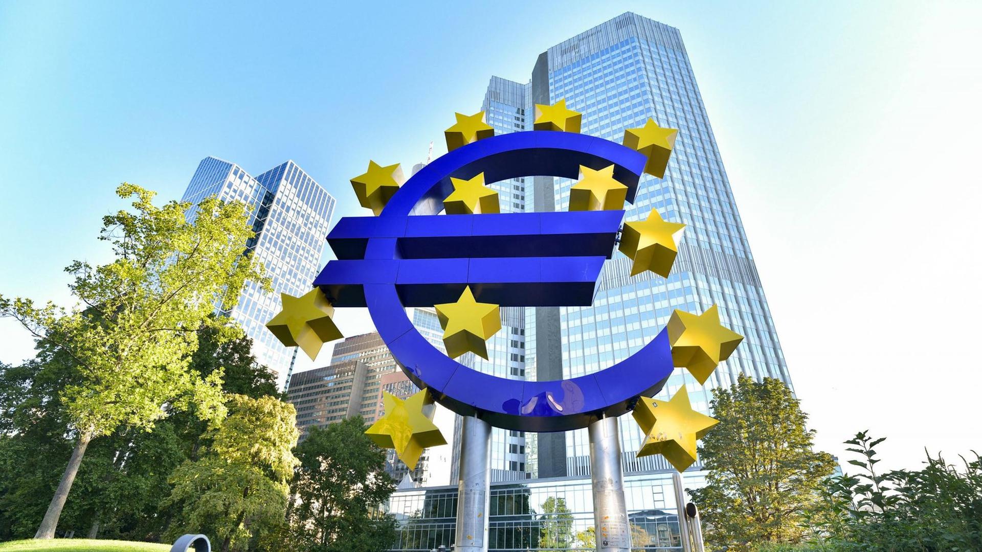 Das Gebäude der Europäische Zentralbank mit dem Symbol des Euro davor in Frankfurt am Main Das Gebäude der Europäische Zentralbank mit dem Symbol des Euro davor in Frankfurt am Main