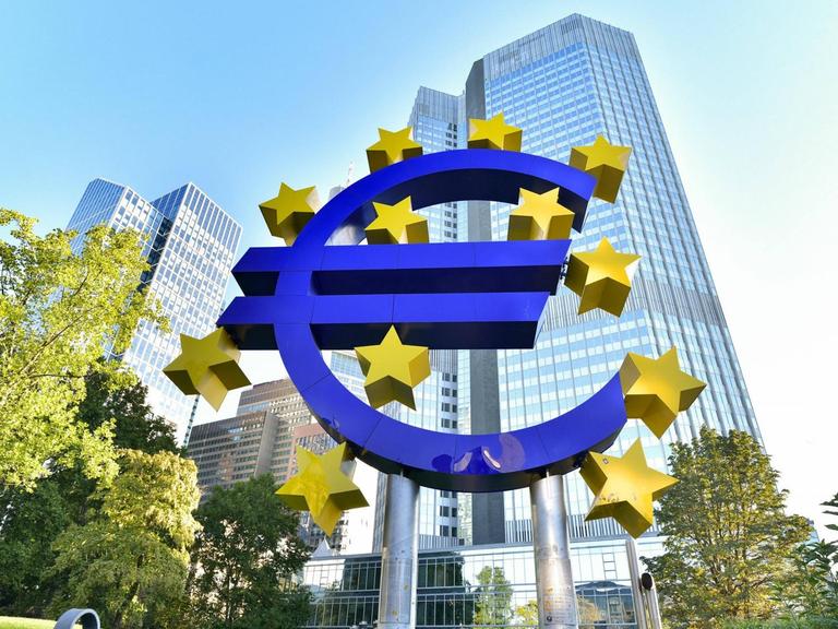 Das Gebäude der Europäische Zentralbank mit dem Symbol des Euro davor in Frankfurt am Main