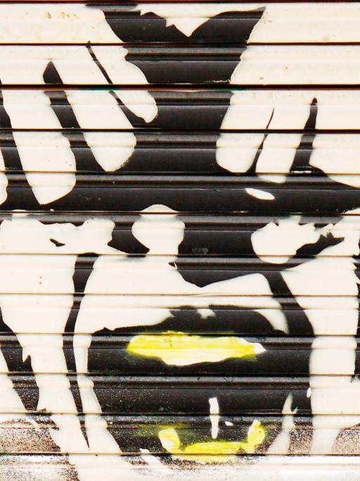 Ein Motiv des Street-Art-Künstlers "Alias" - Ein junger Mann schreit und hält sich die Fäuste vor die Augen, aufgenommen 2011 in Berlin im Bezirk Friedrichshain.