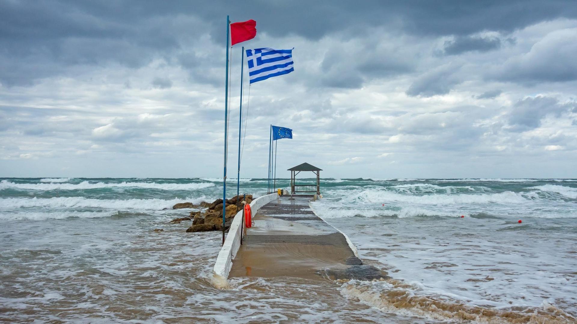 Ein Sturm hat das Mittelmeer vor Malia im Norden von Kreta aufgebraust. Ein Sturm hat das Mittelmeer vor Malia im Norden von Kreta aufgebraust.