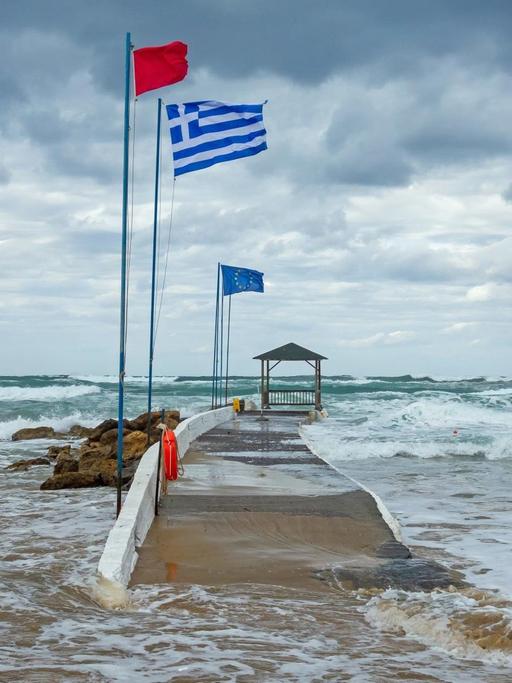Ein Sturm hat das Mittelmeer vor Malia im Norden von Kreta aufgebraust.