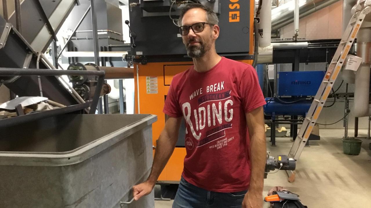 Marc Meurer von den Verbandsgemeindewerken Simmern steht im Heizkraftwerk von Neuerkirch und Külz. Marc Meurer von den Verbandsgemeindewerken Simmern steht im Heizkraftwerk von Neuerkirch und Külz.