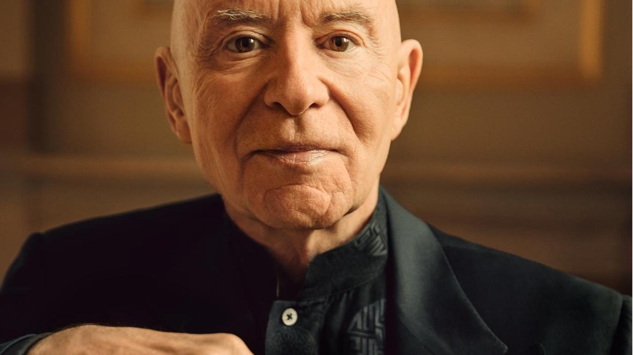 Christoph Eschanbach sitzt im Publikumssaal des Konzerthauses Berlin. Christoph Eschanbach sitzt im Publikumssaal des Konzerthauses Berlin.