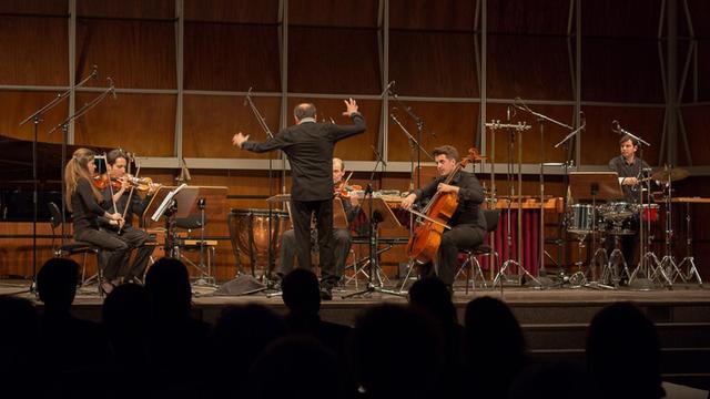Dan Dediu dirigiert das Ensemble Ansamblul Profil im Kammermusiksaal beim Forum neuer Musik 