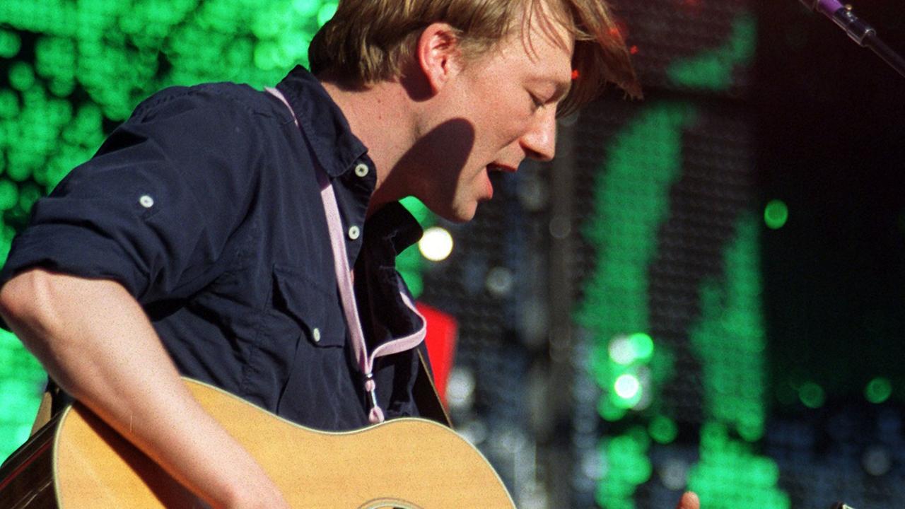 Jochen Distelmeyer, Sänger und Kopf der deutschen Popband "Blumfeld" beim Konzert. Jochen Distelmeyer, Sänger und Kopf der deutschen Popband "Blumfeld" beim Konzert.