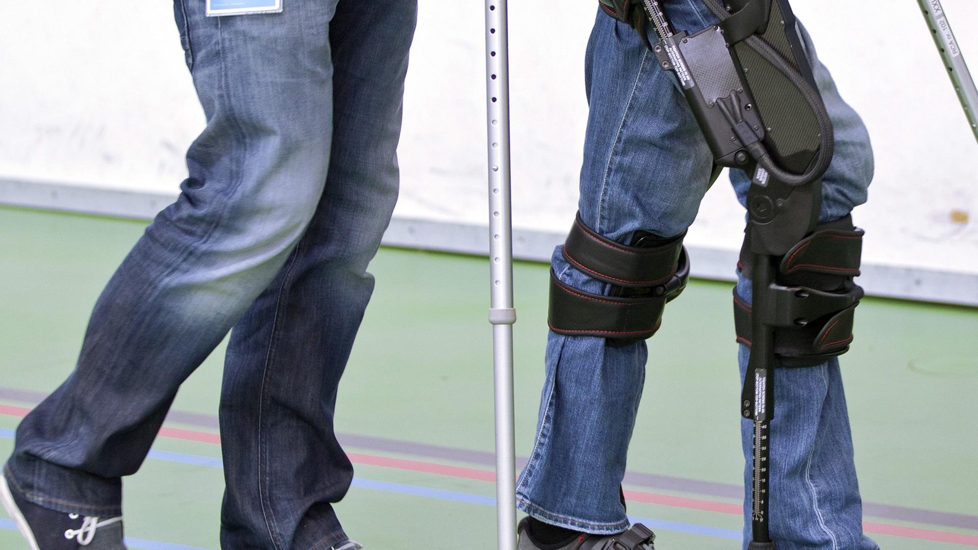 Test mit einem Exoskelett in einem Rehabilitationszentrum in Amsterdam. Test mit einem Exoskelett in einem Rehabilitationszentrum in Amsterdam.