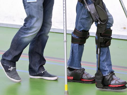 Test mit einem Exoskelett in einem Rehabilitationszentrum in Amsterdam.