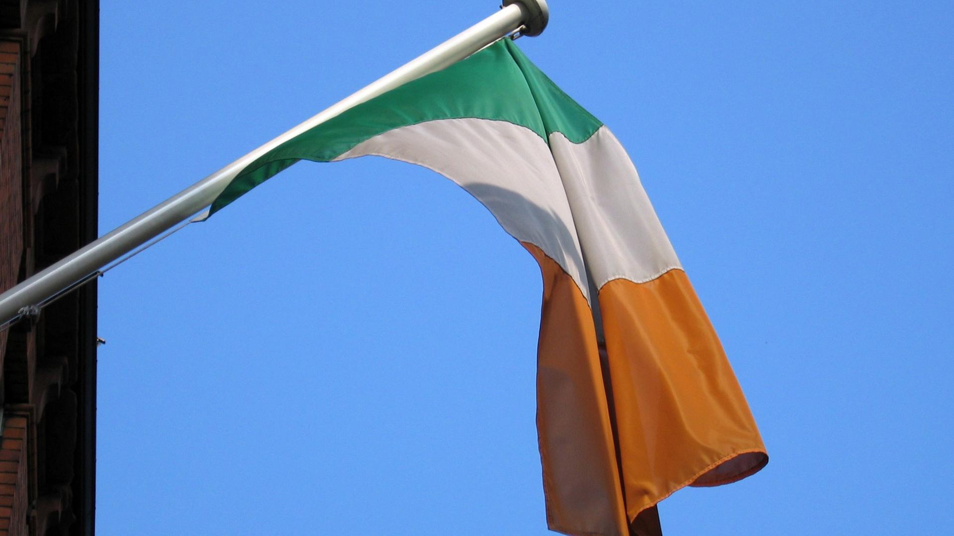 Eine Flagge von Irland weht im Wind. Eine Flagge von Irland weht im Wind.