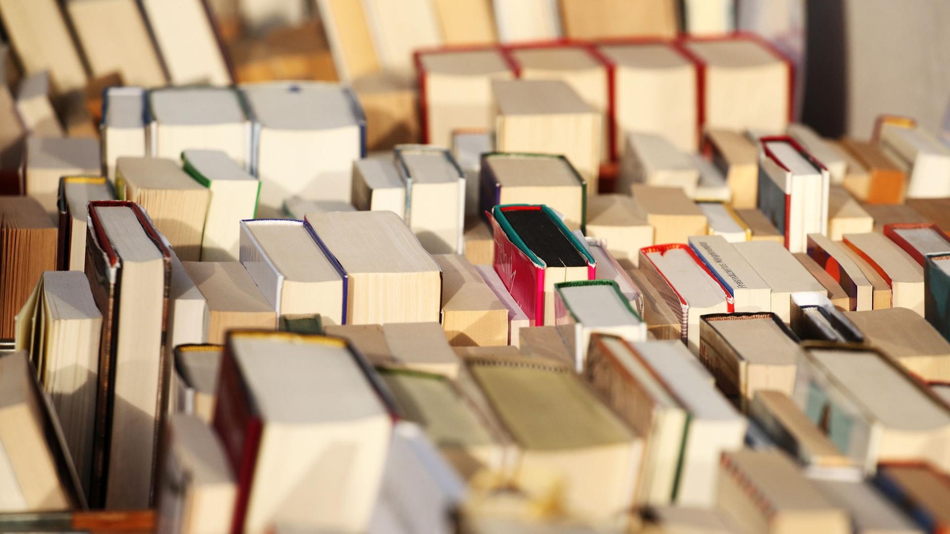 Bücher stehen in einer Kiste vor einem Antiquariat in Berlin