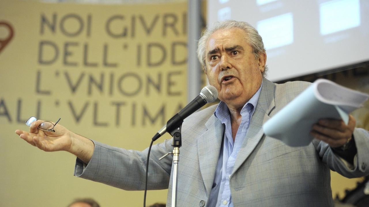 Professor Paolo Ricca spricht vor dem Plenum der Waldenser-Synode in Torre Pellice, Italien, am 23.08.2011. Der Theologe, Autor zahlreicher wissenschaftlichen Bücher, gehört zu den bekanntesten Persönlichkeiten der Waldenserkirche im Ausland Professor Paolo Ricca spricht vor dem Plenum der Waldenser-Synode in Torre Pellice, Italien, am 23.08.2011. Der Theologe, Autor zahlreicher wissenschaftlichen Bücher, gehört zu den bekanntesten Persönlichkeiten der Waldenserkirche im Ausland