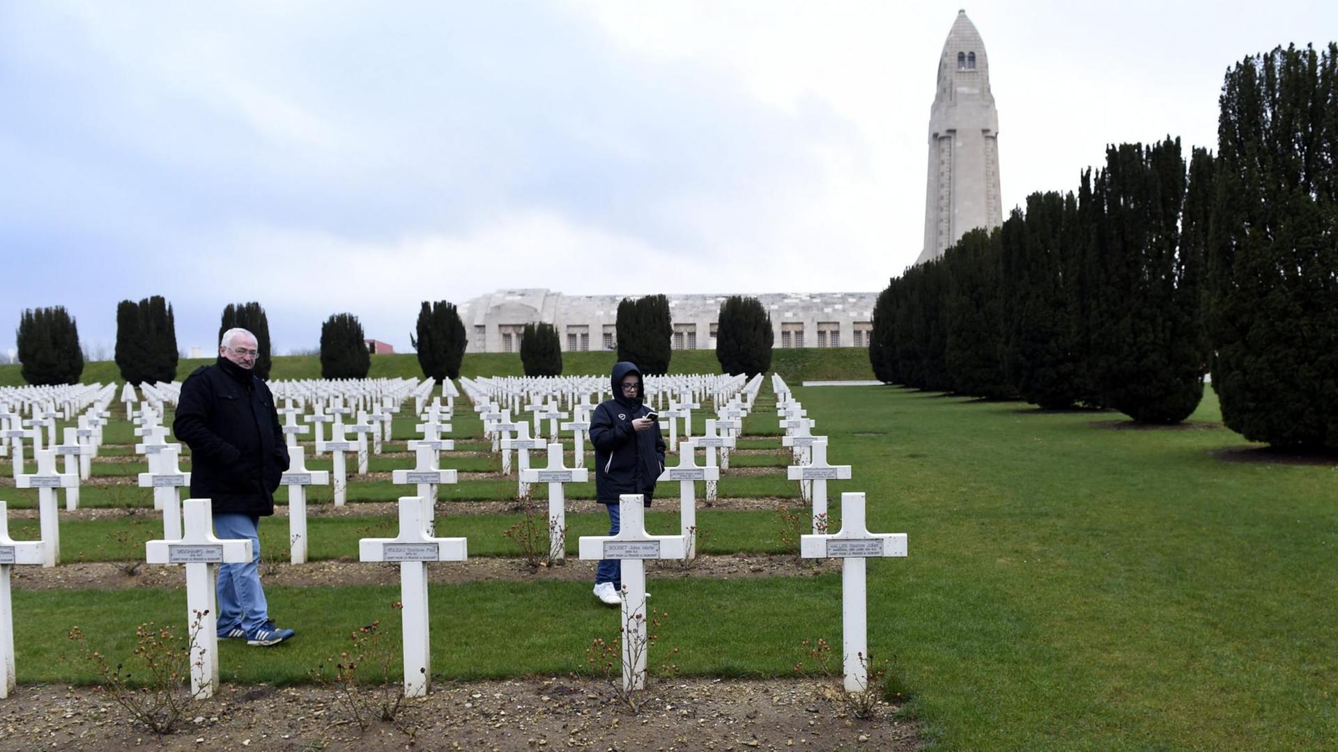 Vor dem Jahrestag anlässlich von 100 Jahren Erster Weltkrieg (1914 - 1918) - Schlacht von Verdun. Ein Mann und ein Junge durchstreifen die Gedenkkreuze für die gefallenen Soldaten. Anlässlich der Hundertjahrfeier der Schlacht von Verdun soll das neue "Verdun Memorial" eröffnet werden. Vor dem Jahrestag anlässlich von 100 Jahren Erster Weltkrieg (1914 - 1918) - Schlacht von Verdun. Ein Mann und ein Junge durchstreifen die Gedenkkreuze für die gefallenen Soldaten. Anlässlich der Hundertjahrfeier der Schlacht von Verdun soll das neue "Verdun Memorial" eröffnet werden.