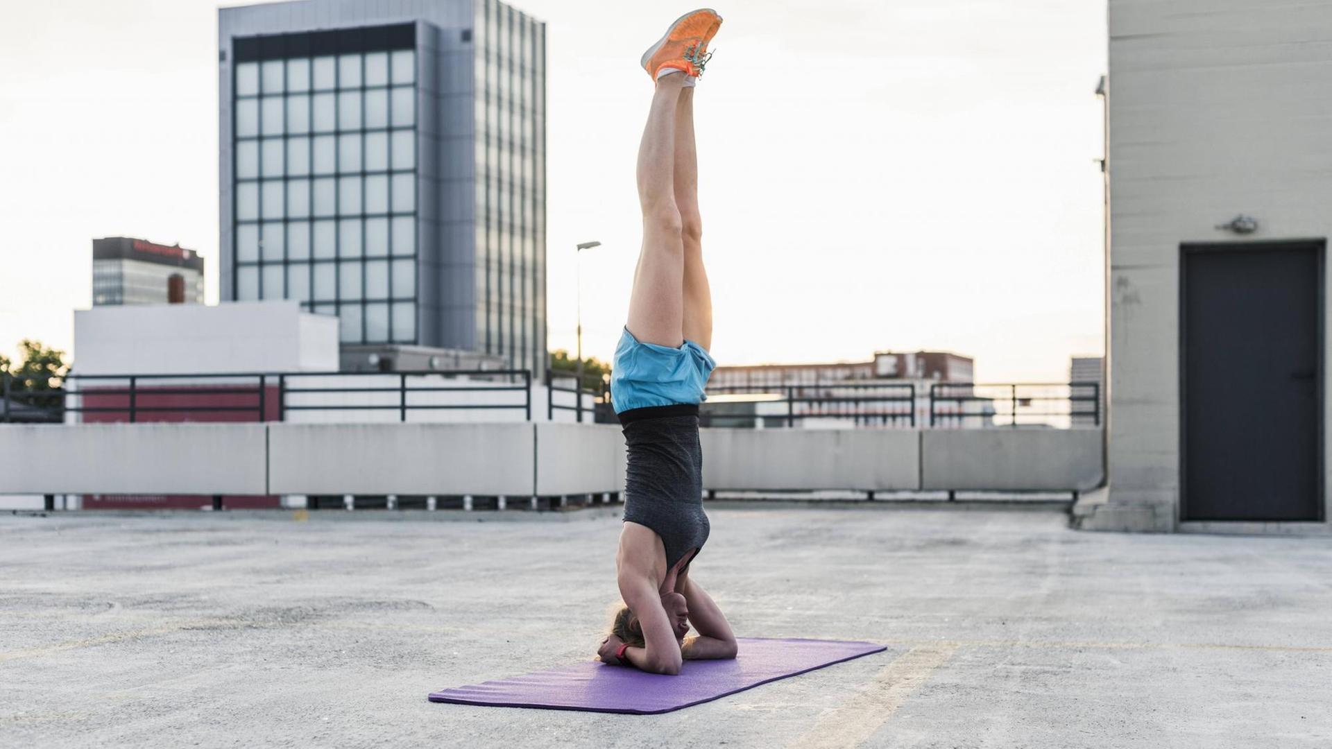 Business und Yoga: Sehe ich das Glück, wenn ich mich auf den Kopf stelle?