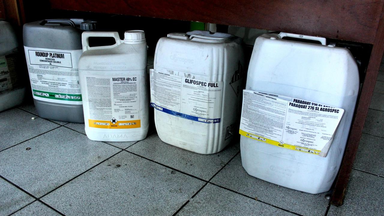Vier Glyphosat- und Paraquat-Kanister in einem Geschäft für Plfanzenschutzmittel in Curicó am Boden. Vier Glyphosat- und Paraquat-Kanister in einem Geschäft für Plfanzenschutzmittel in Curicó am Boden.