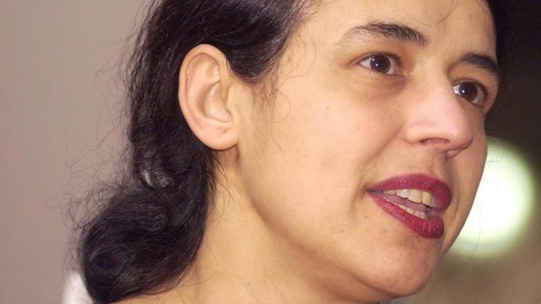 Die Filmemacherin Aysun Bademsoy spricht in ein Mikrofon Die Filmemacherin Aysun Bademsoy spricht in ein Mikrofon