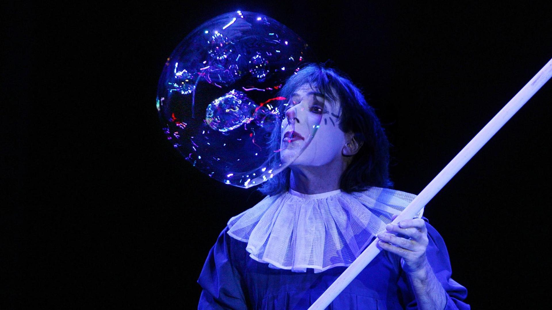 Clown Pic bei der Premiere vom Zirkus Roncalli's Weihnachtszirkus im Tempodrom in Berlin. Er bläst in eine riesige Seifenblase, die vor ihm schwebt, und trägt sein Pierrot-Kostüm. Clown Pic bei der Premiere vom Zirkus Roncalli's Weihnachtszirkus im Tempodrom in Berlin. Er bläst in eine riesige Seifenblase, die vor ihm schwebt, und trägt sein Pierrot-Kostüm.