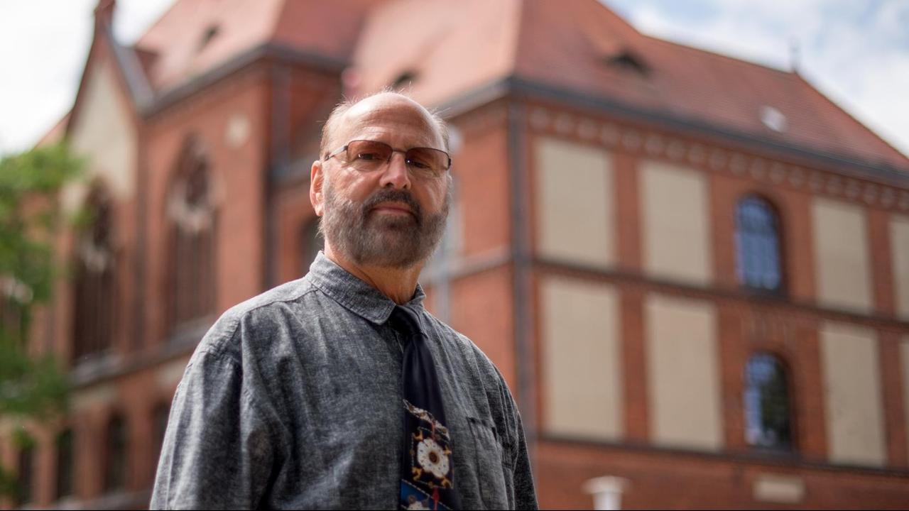 Norbert Grewatsch, Direktor der Gesamtschule Wilhelm Wundt, steht vor dem Schulgebäude. Der Pädagoge ist dort seit 1986 Schulleiter. Norbert Grewatsch, Direktor der Gesamtschule Wilhelm Wundt, steht vor dem Schulgebäude. Der Pädagoge ist dort seit 1986 Schulleiter.