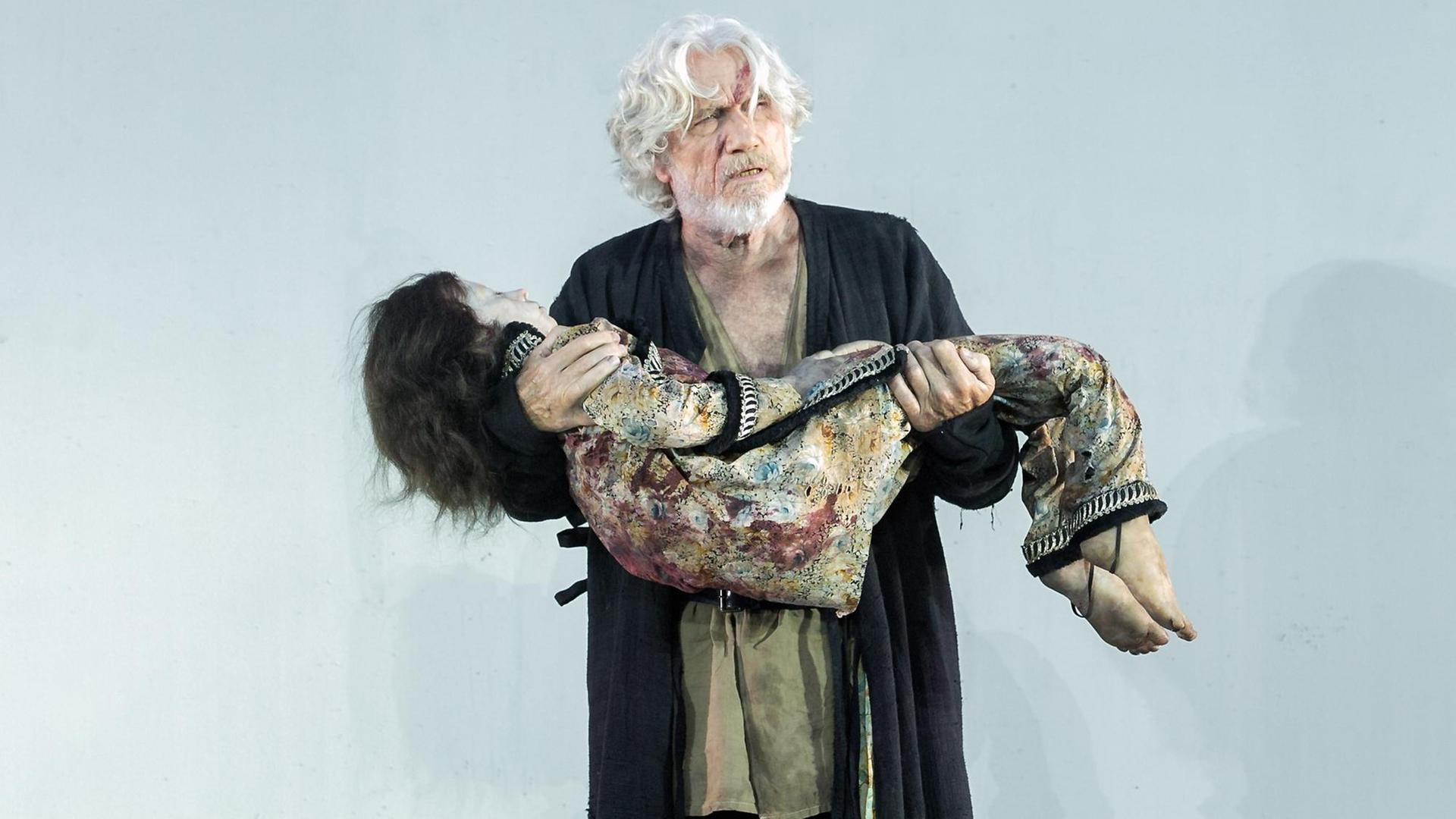 Szenenfoto aus dem Stück "Siegfrieds Erben", Nibelungenfestspiele Worms: Hunnenkönig Etzel (Jürgen Prochnow) mit seinem toten Sohn.