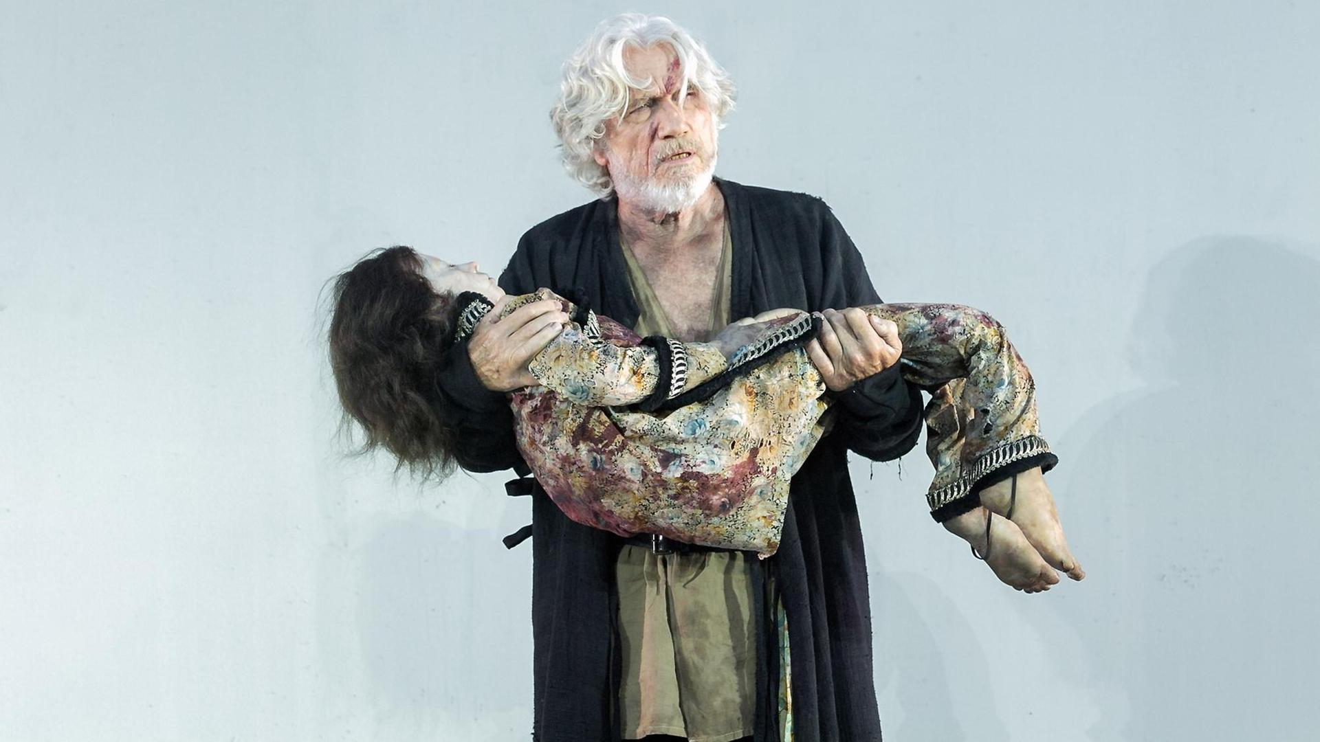 Szenenfoto aus dem Stück "Siegfrieds Erben", Nibelungenfestspiele Worms: Hunnenkönig Etzel (Jürgen Prochnow) mit seinem toten Sohn. Szenenfoto aus dem Stück "Siegfrieds Erben", Nibelungenfestspiele Worms: Hunnenkönig Etzel (Jürgen Prochnow) mit seinem toten Sohn.
