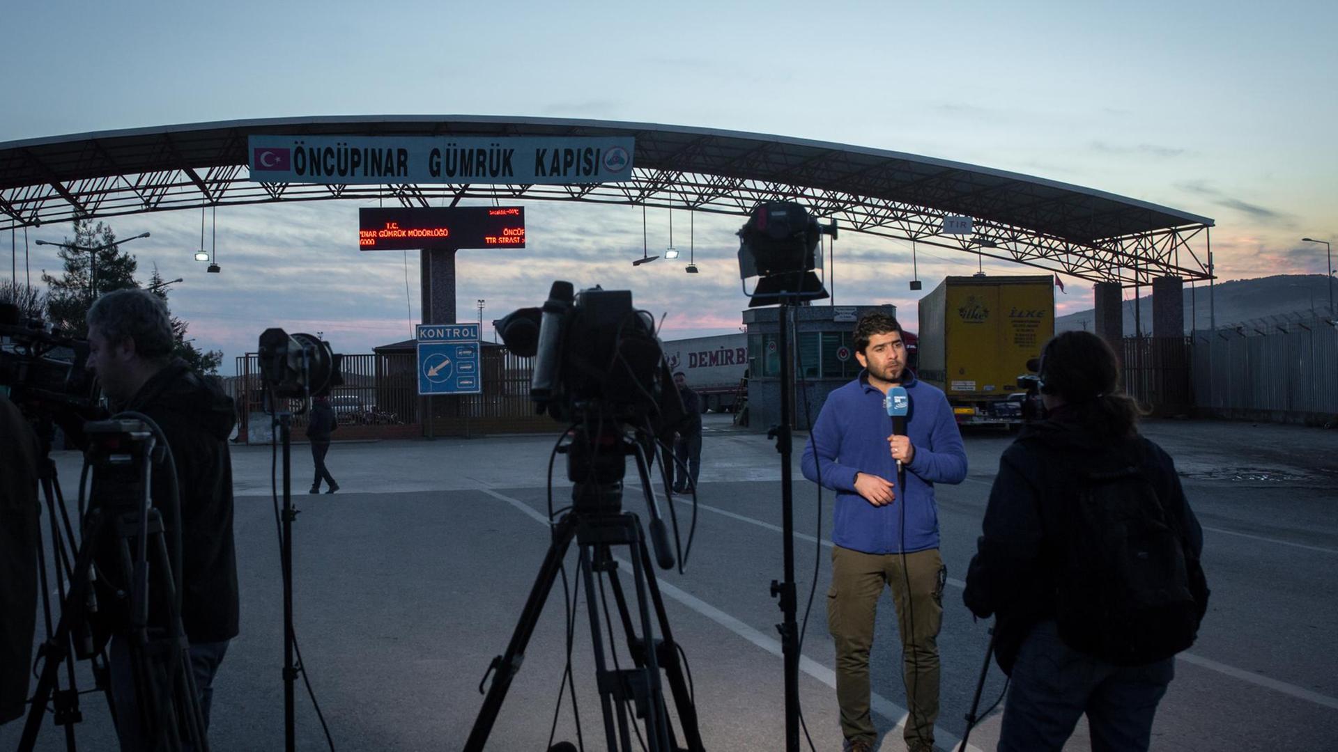 Ein Reporterteam an der Grenze zur Türkei Ein Reporterteam an der Grenze zur Türkei