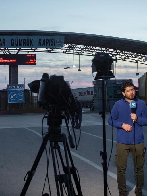 Ein Reporterteam an der Grenze zur Türkei