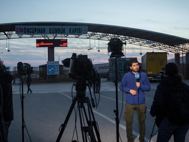 Ein Reporterteam an der Grenze zur Türkei