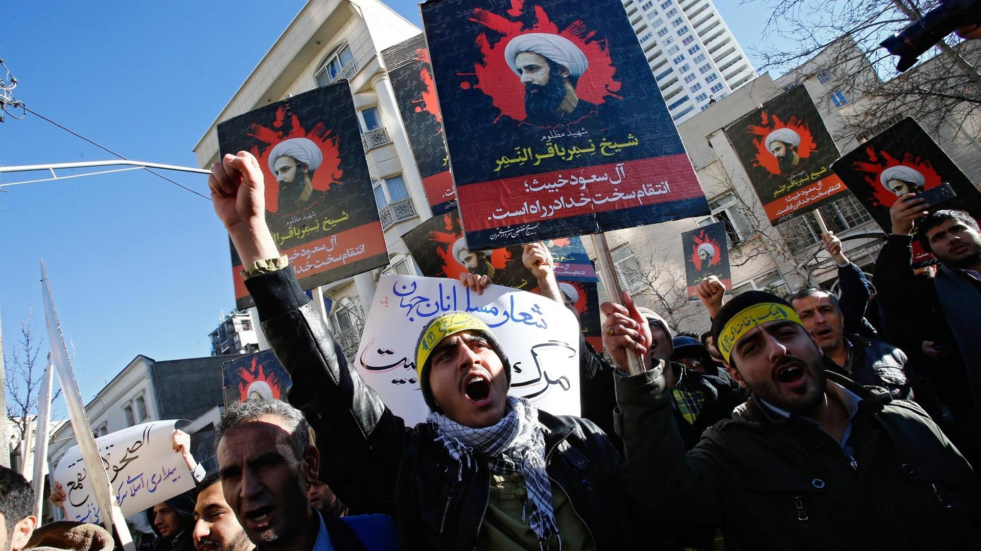 Demonstranten in Teheran protestieren gegen Hinrichtungen in Saudi-Arabien. Demonstranten in Teheran protestieren gegen Hinrichtungen in Saudi-Arabien.
