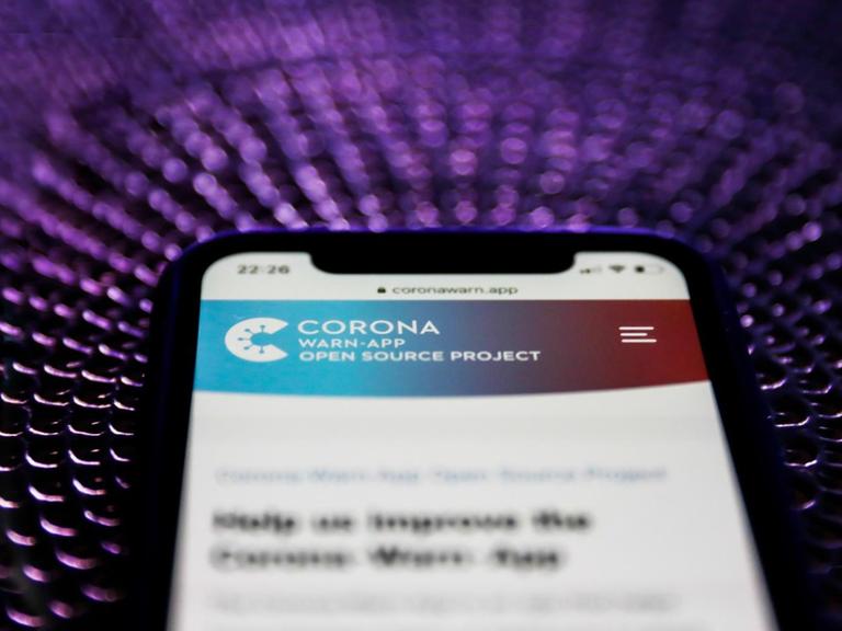 Ein Smartphone mit der Corona-Warn-App auf dem Display. Die von der Bundesregierung mitentwickelte Tracking-App soll die Ausbreitung des Coronavirus verhindern.