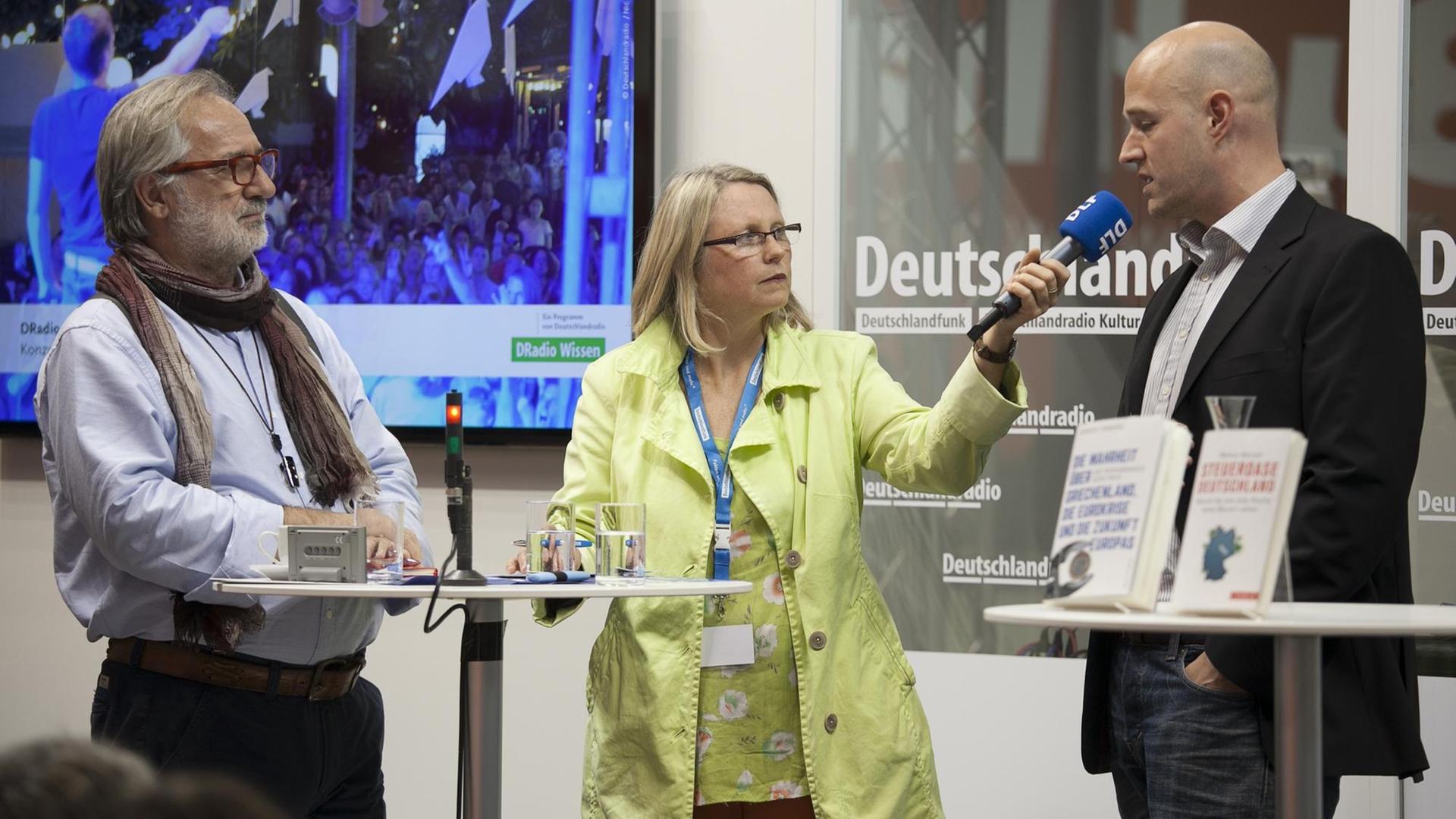 Giorgos Chondros (l.) und Markus Meinzer im Gespräch mit DLF-Redakteurin Jule Reimer auf der Frankfurter Buchmesse 2015. Giorgos Chondros (l.) und Markus Meinzer im Gespräch mit DLF-Redakteurin Jule Reimer auf der Frankfurter Buchmesse 2015.