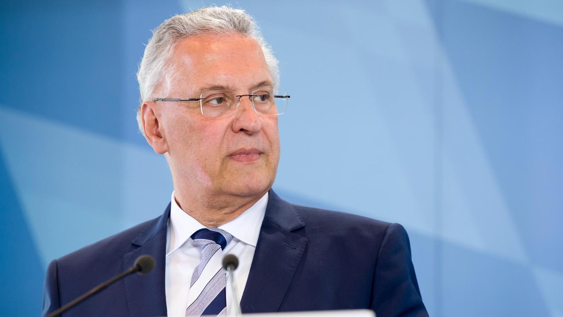 Der bayerische Innenminister Joachim Herrmann (CSU) spricht am 28.06.2017 in der bayerischen Staatskanzlei in München (Bayern) auf einer Pressekonferenz. Der bayerische Innenminister Joachim Herrmann (CSU) spricht am 28.06.2017 in der bayerischen Staatskanzlei in München (Bayern) auf einer Pressekonferenz.