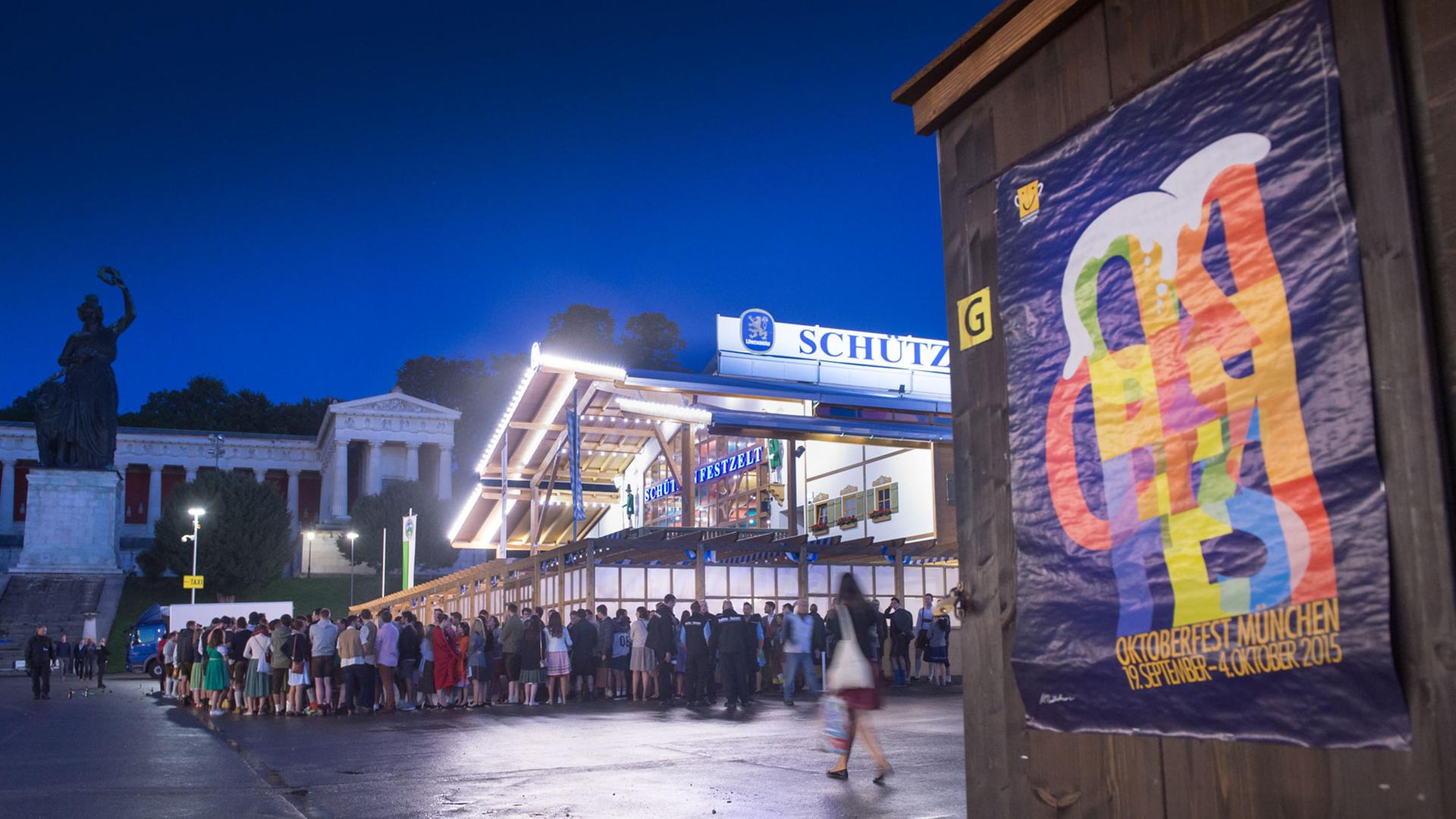 Die ersten Wiesenbesucher stehen am 19.09.2015 in München (Bayern) bei Sonnenaufgang, zu Beginn des Oktoberfestes, vor den noch geschlossenen Bierzelten. Die 182. Wiesn dauert bis zum 04.10.2015 und wird wieder rund sechs Millionen Besucher aus aller Welt anlocken. Die ersten Wiesenbesucher stehen am 19.09.2015 in München (Bayern) bei Sonnenaufgang, zu Beginn des Oktoberfestes, vor den noch geschlossenen Bierzelten. Die 182. Wiesn dauert bis zum 04.10.2015 und wird wieder rund sechs Millionen Besucher aus aller Welt anlocken.