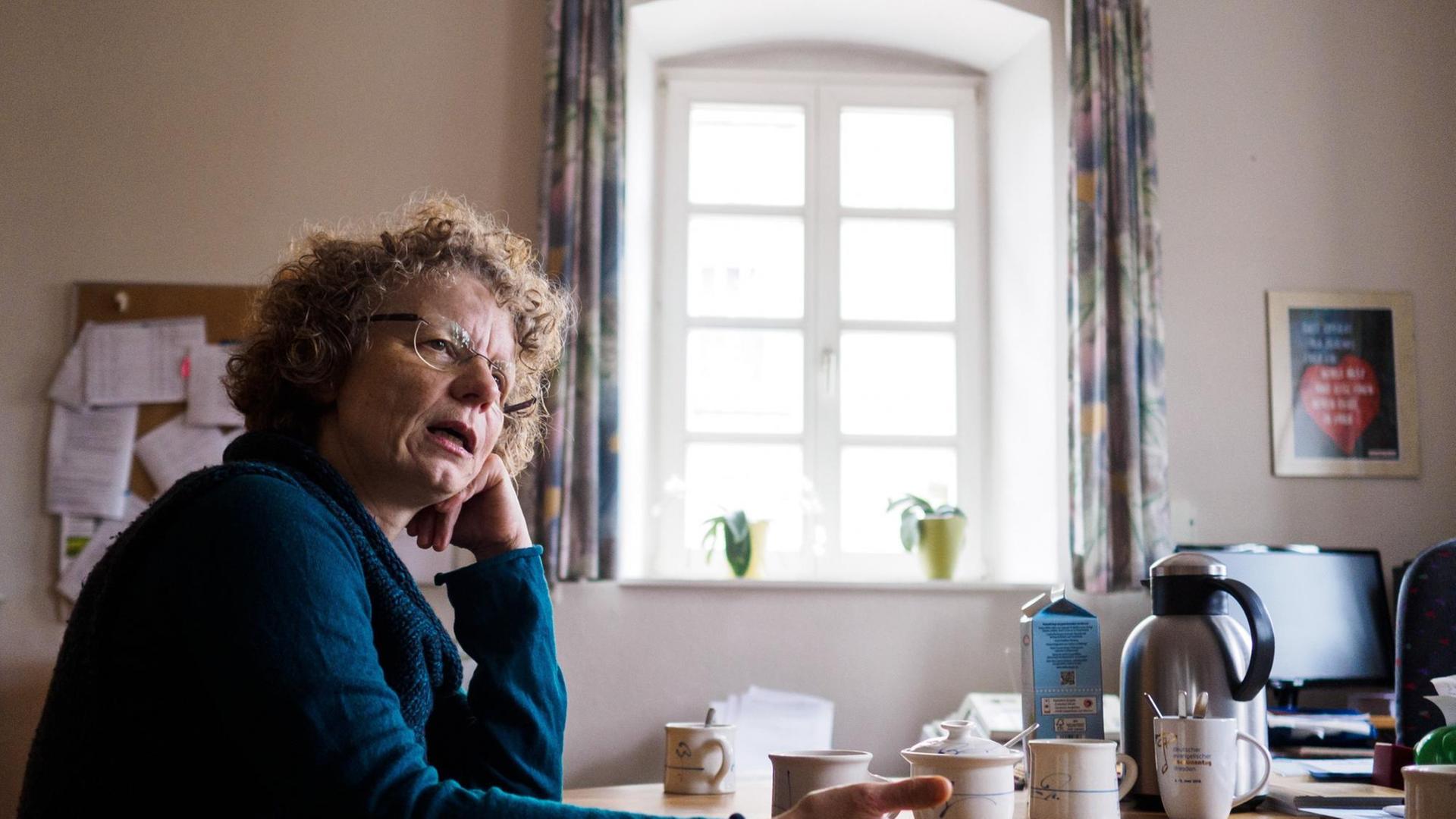 Die evangelische Pfarrerin Doris Otminghaus sitzt in ihrem Pfarrhaus im fränkischen Haßfurt, in dem sie bislang neun Flüchtlinge aufgenommen hat. Die evangelische Pfarrerin Doris Otminghaus sitzt in ihrem Pfarrhaus im fränkischen Haßfurt, in dem sie bislang neun Flüchtlinge aufgenommen hat.