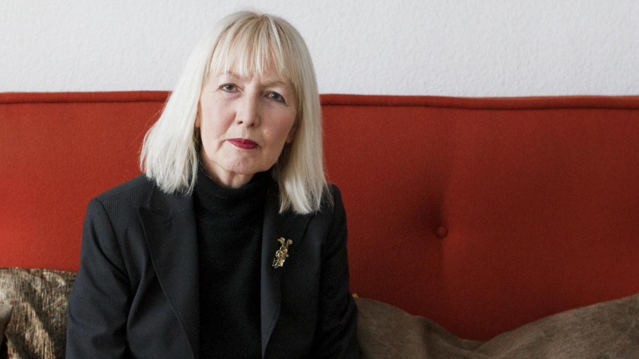 Brigitte Kronauer im Arbeitszimmer ihres Hauses - kurz vor ihrem 70. Geburtstag. Brigitte Kronauer im Arbeitszimmer ihres Hauses - kurz vor ihrem 70. Geburtstag.
