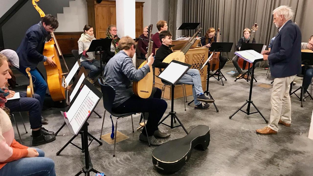 Musiker*innen proben mit Manfred Cordes Musiker*innen proben mit Manfred Cordes