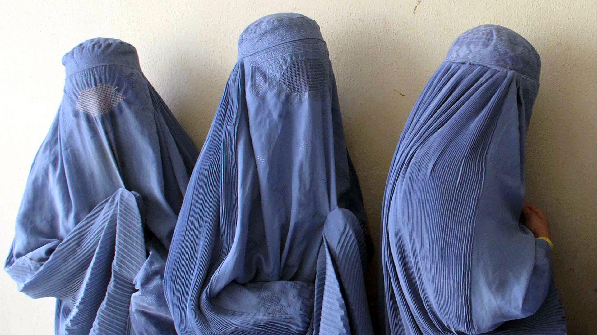 Drei Frauen in Afghanistan tragen eine Burka. Drei Frauen in Afghanistan tragen eine Burka.