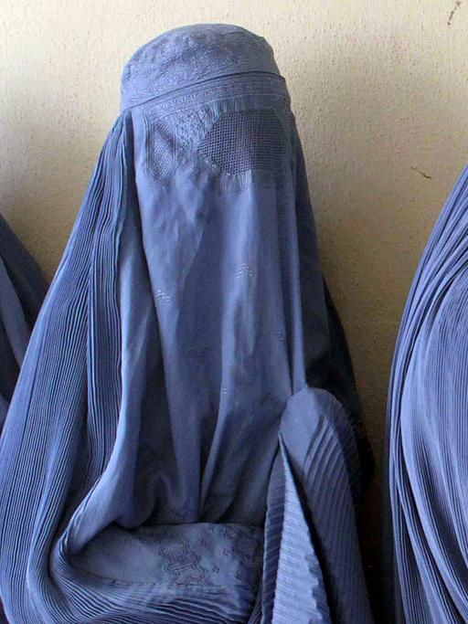 Drei Frauen in Afghanistan tragen eine Burka.
