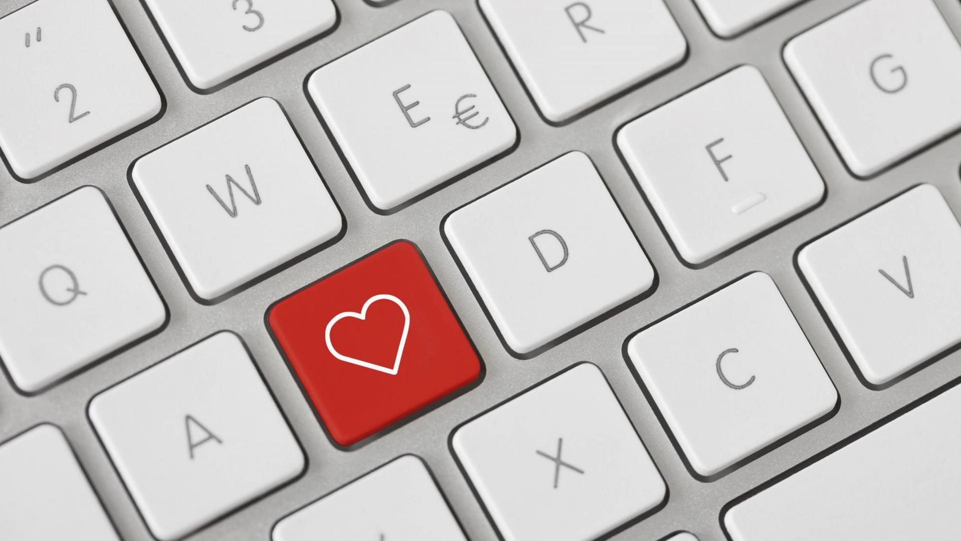 Aufnahme einer Computer-Tastatur mit einer Herztaste Aufnahme einer Computer-Tastatur mit einer Herztaste