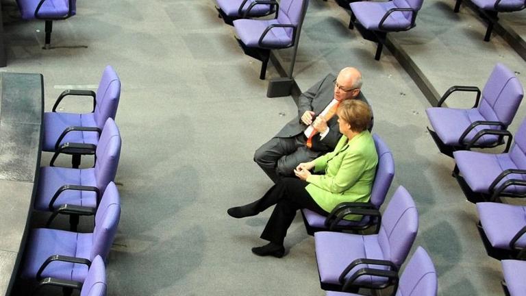 Bundeskanzlerin Angela Merkel und der Fraktionschef von CDU/CSU, Volker Kauder (beide CDU), unterhalten sich am 24.06.2014 im Bundestag in Berlin Bundeskanzlerin Angela Merkel und der Fraktionschef von CDU/CSU, Volker Kauder (beide CDU), unterhalten sich am 24.06.2014 im Bundestag in Berlin