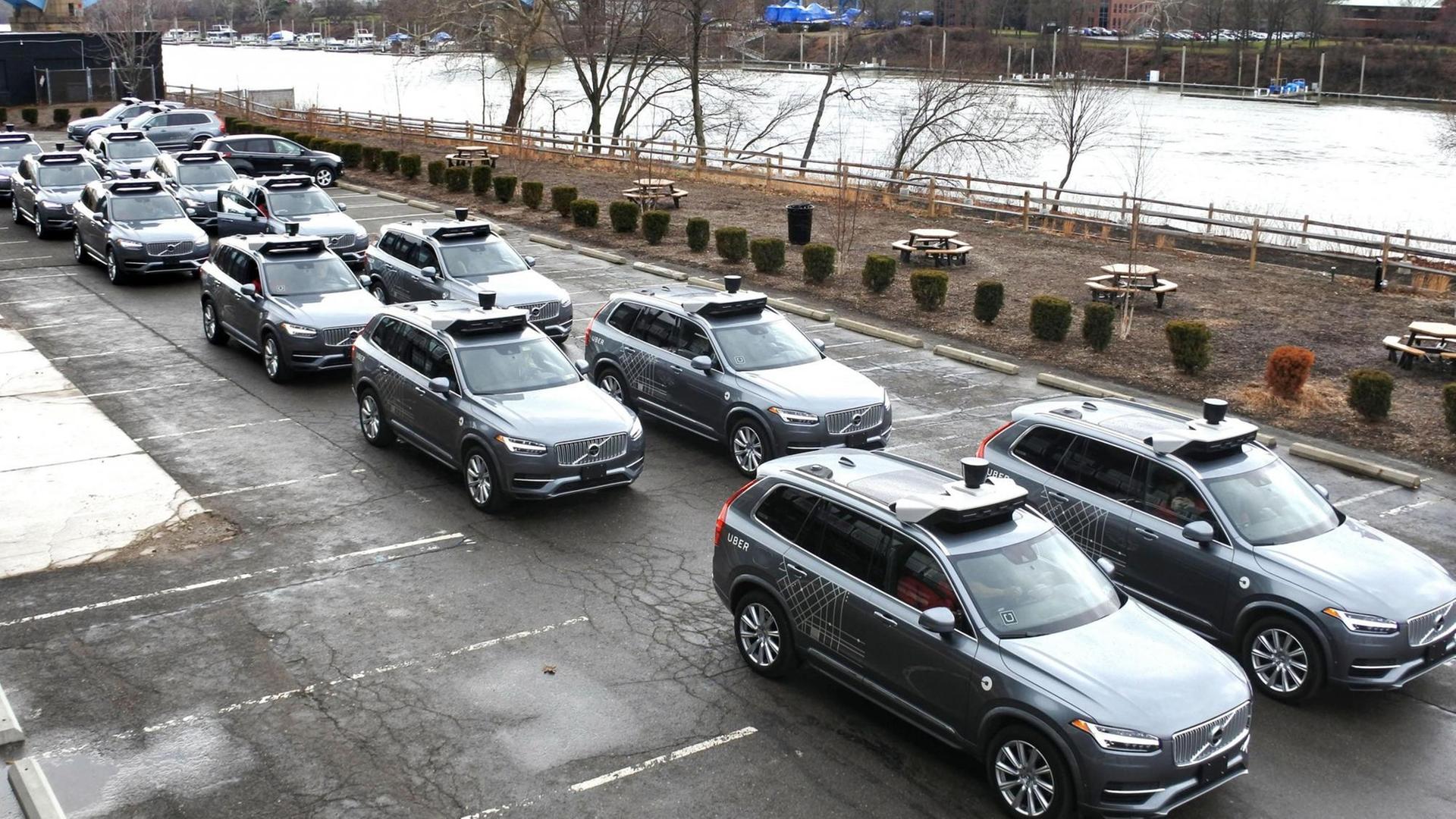 Selbstfahrende Autos, die von Uber Technologies getestet werden, in Pittsburgh, Pennsylvania Selbstfahrende Autos, die von Uber Technologies getestet werden, in Pittsburgh, Pennsylvania