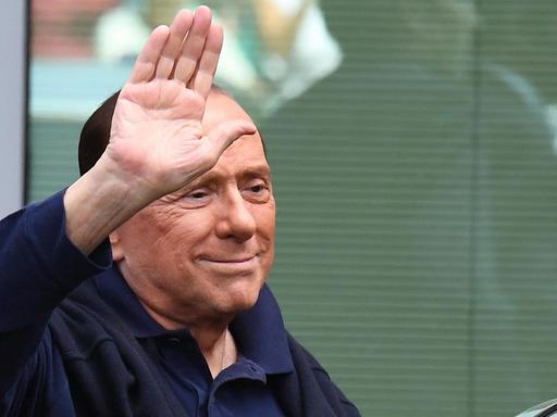 Silvio Berlusconi in Mailand entlassen aus San Raffaele Krankenhaus.
