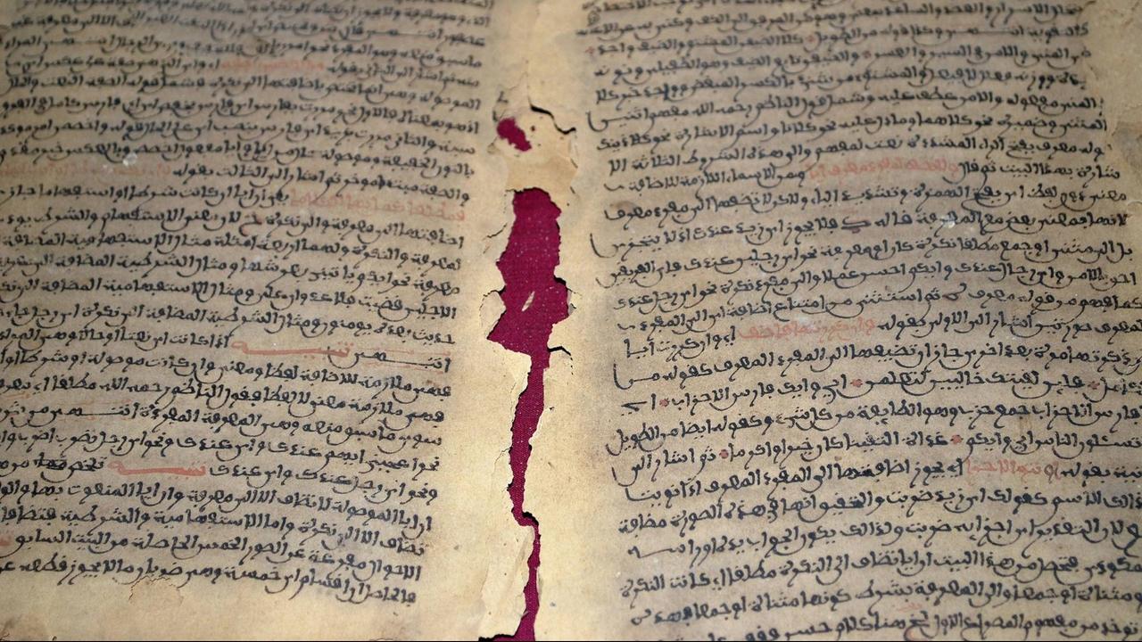 Handschrift aus der Bibliothek Ahmed Baba in Timbuktu. 2013 wurden historische Dokumente von unschätzbarem Wert von Islamisten während der Einnahme von Timbuktu vernichtet - ein Großteil der Bibliothek konnte allerdings vorher in Sicherheit gebracht werden Handschrift aus der Bibliothek Ahmed Baba in Timbuktu. 2013 wurden historische Dokumente von unschätzbarem Wert von Islamisten während der Einnahme von Timbuktu vernichtet - ein Großteil der Bibliothek konnte allerdings vorher in Sicherheit gebracht werden
